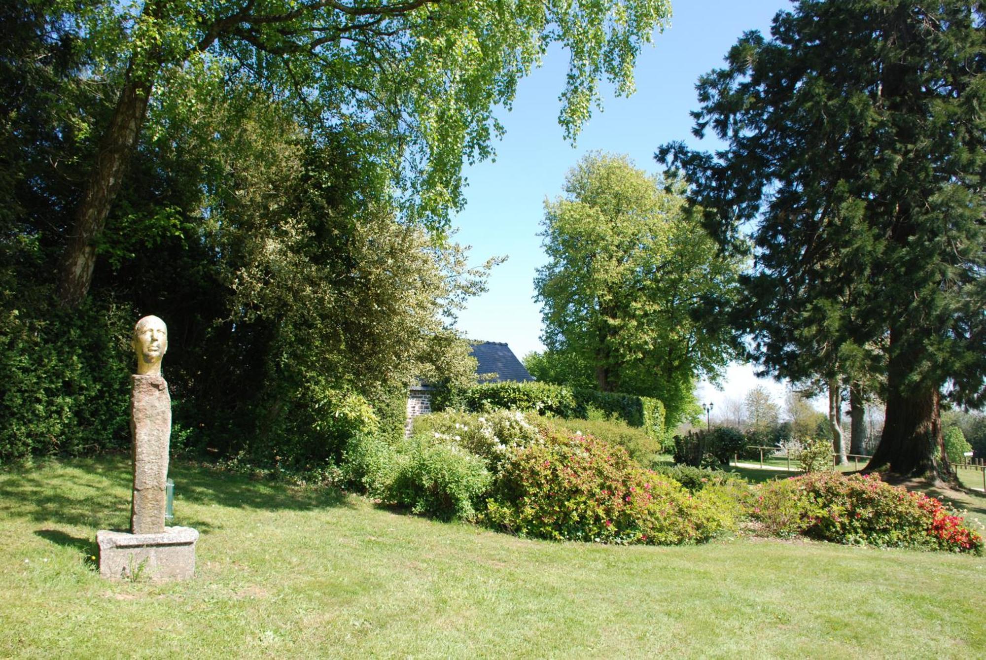 Chateau Du Bourg 3* Saint-Denis-de-Gastines